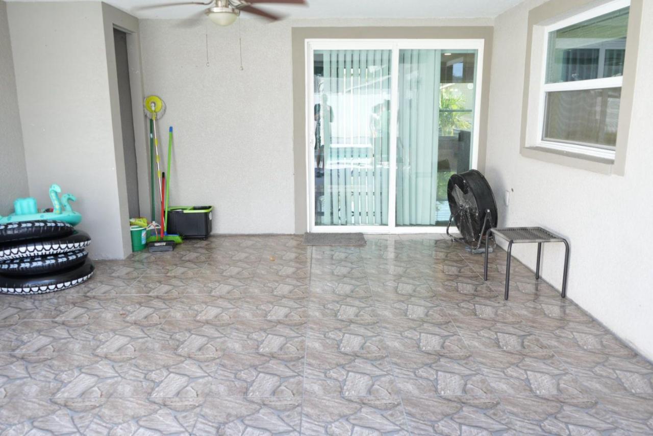 Hosting 1 Villa Tampa Exterior photo